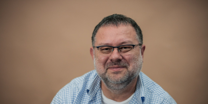 Investigativní novinář a spisovatel Jaroslav Kmenta bude besedovat na Malé scéně