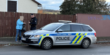 Seniorku v Příbrami oslnilo slunce a srazila autem ženu na přechodu