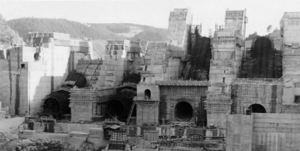 Při stavbě Orlické přehrady si dělníci stěžovali na špínu, zapáchající jídlo a malé porce