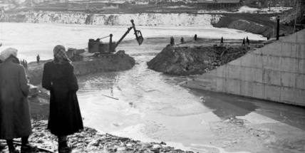 O kulturní vyžití při stavbě Orlické přehrady nebyla nouze, životní podmínky byly horší