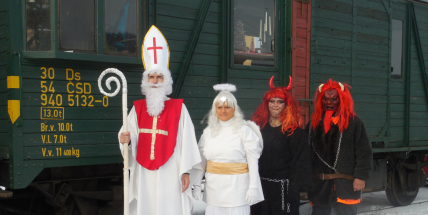 Mikuláš obdaruje hodné i zlobivé děti ve vlaku z Příbrami do Rožmitálu