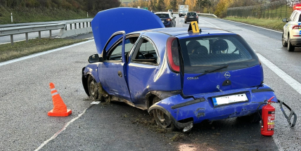 18letý řidič nezvládl jízdu po mokré vozovce, dostal smyk a zdemoloval auto
