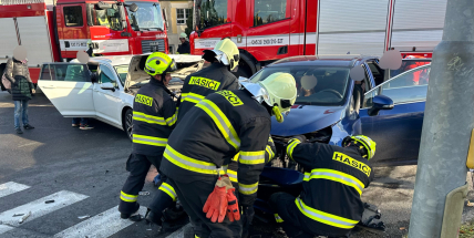 V Příbrami se střetla dvě auta, čtyři zranění včetně dvou dětí