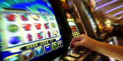 Středočeský kraj možná přestane vyplácet dotace obcím, které neomezují hazard