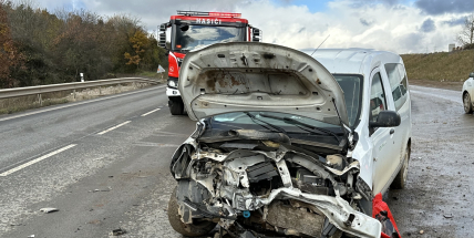 Opilý řidič na Příbramsku nedal přednost, druhé auto po střetu skončilo mimo vozovku