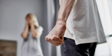 Násilí na ženách je každodenní realitou. Policie popisuje, jak jej řešit a kde vyhledat pomoc