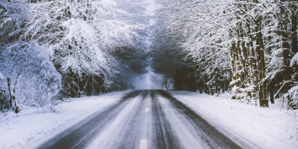 Meteorologové varují před náledím na silnicích a sněhovými jazyky
