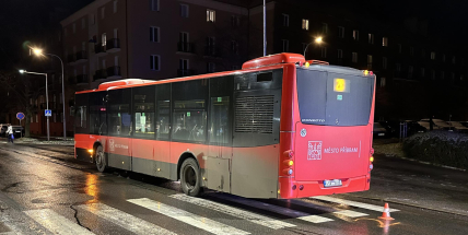 Řidička autobusu v Příbrami srazila chodkyni. Ženu s těžkým poraněním převezli záchranáři do pražské nemocnice