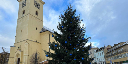 Vánoční strom v Příbrami doplní tradiční dřevěný betlém