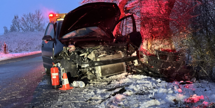 U Lazska havarovala řidička Volkswagenu do stromu, z auta ji museli vyprostit hasiči