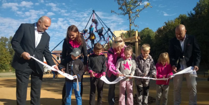 Hřiště u Q-klubu bylo slavnostně otevřeno, lanový park zůstal zavřený