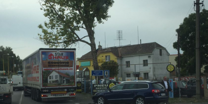 Nehoda v Husově ulici. V koloně si počkáte čtvrt hodiny