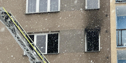 Hasiči v Příbrami likvidovali požár bytu v panelovém domě, jeden muž se nadýchal zplodin