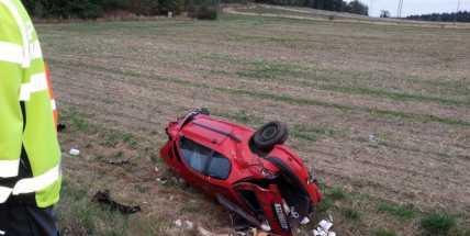Auto skončilo mimo silnici, řidič utrpěl jen lehká zranění
