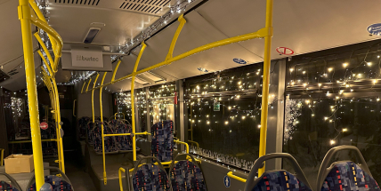 Do příbramských ulic vyjel vánočně nazdobený autobus