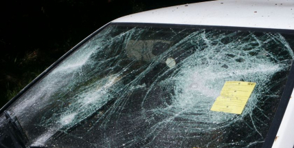 Vandal poničil dva vozy, škoda je vyčíslena na 150 tisíc