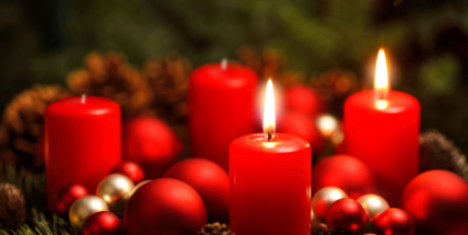 Na adventním věnci se dnes rozsvítí druhá svíčka, je bronzová neděle