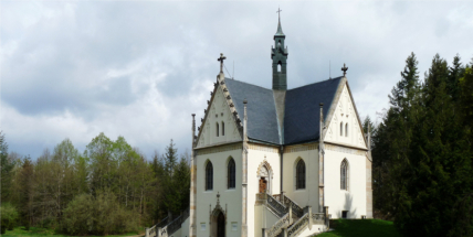Schwarzenbergovy ostatky uložila rodina do hrobky u zámku Orlík