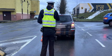V Brodské ulici srazil řidič Toyoty ženu na přechodu, skončila v bezvědomí