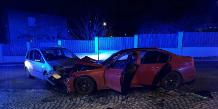 V Příbrami se čelně střetla dvě auta, jeden řidič byl opilý. Dva zranění, policisté pátrají po spolucestujících