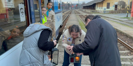 Betlémské světlo je již v Příbrami. Symbol Vánoc přivezli skauti vlakem