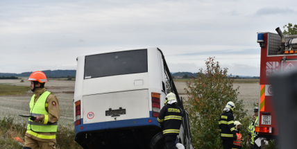 U Dlouhé Lhoty naboural autobus se 40 lidmi, naštěstí pouze cvičně