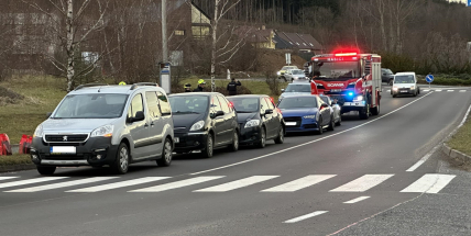 V Milínské ulici se srazilo pět aut, jeden řidič se lehce zranil