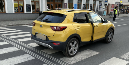 Řidič srazil chodkyni, která šla na červenou