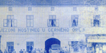 První vánoční stromeček v Příbrami lidé objevili cestou na půlnoční mši. Do města ho přinesl v roce 1823 báňský inženýr z Tyrolska