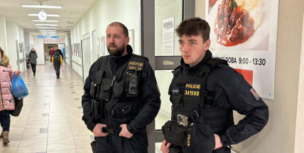 Po střelbě v Praze příbramští policisté preventivně hlídají ‚měkké cíle‘