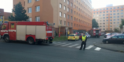 Na Drkolnově zasahovalo několik hasičských vozů. Kvůli kastrůlku