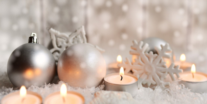 Je Štědrý den, lidé se scházejí u slavnostní večeře a rozbalují dárky