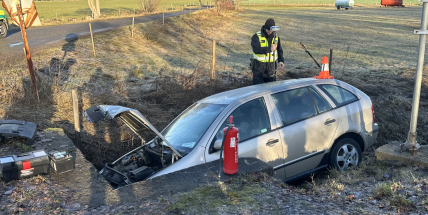 Řidička na zledovatělé silnici nezvládla průjezd zatáčkou, dva zranění