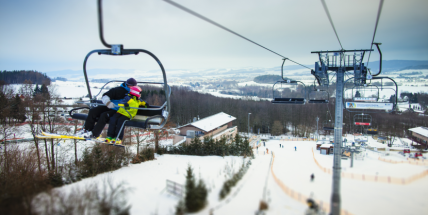 Ve středočeských zimních areálech ubylo sněhu, lyžuje se na dvou místech