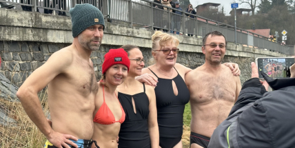 Video: V Kamýku nad Vltavou si zaplavalo asi 30 otužilců, voda měla čtyři stupně