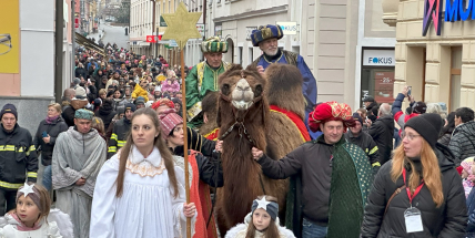 Video: Příbramí prošel Tříkrálový průvod s živými velbloudy