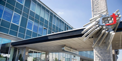 Česká televize odkládá premiéru seriálu, kde se střílí ve škole