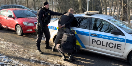Muž se zákazem řízení ujížděl policii 180kilometrovou rychlostí, riskantní jízdu ukončil v Hluboši zastavovací pás