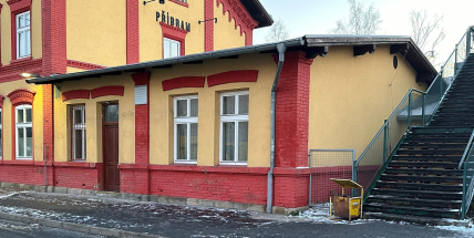 Restaurace na příbramském nádraží zeje prázdnotou. Správě železnic se ji nedaří pronajmout