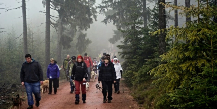 Výstup na Pražák vloni absolvovalo přes dva tisíce lidí. Pomohl Maximovi, Janě a Petrovi