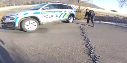 Muž, který se zákazem řízení ujížděl policii, byl zfetovaný. Policie nyní zveřejnila video, jak jeho zběsilou jízdu ukončila