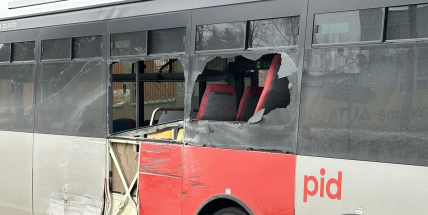 U Příbrami se střetlo nákladní auto s autobusem, tři zranění