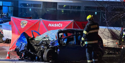 Na Dobříši přejelo auto do protisměru a čelně narazilo do autobusu. Spolujezdec na místě zemřel