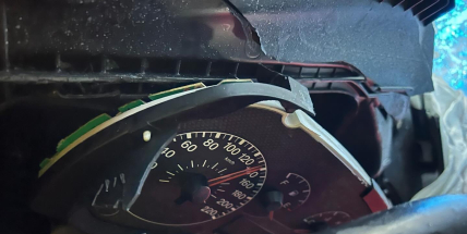 Za smrtelnou nehodou na Dobříši stála rychlost. Po nárazu se tachometr zasekl téměř na 140 km/h