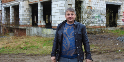 Developer Kostjak prodal budovu bývalé patologie, pozemek pro stavbu domu v ulici Čs. armády a vystoupil z SPD