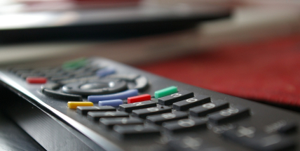 Doba, kterou lidé strávili u televize, loni mírně klesla na tři hodiny a 40 minut