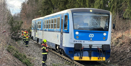 Příbramské hasiče zaměstnává silný vítr, u Fialáku vlak najel na padlý strom