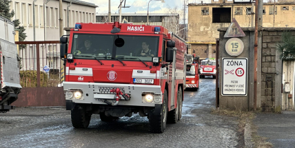Hasiči vyjížděli k požáru hliníkového prachu do Kovohutí v Mníšku pod Brdy