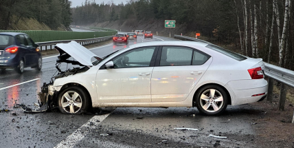 Na dálnici D4 u Voznice narazilo auto do svodidel, řidič vyvázl bez zranění