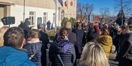 V Mníšku odhalili pamětní desku obětem holokaustu, účastníci se pomodlili za mír